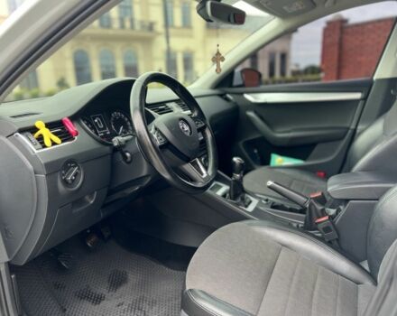 Белый Шкода Октавия, объемом двигателя 1.6 л и пробегом 261 тыс. км за 10500 $, фото 5 на Automoto.ua