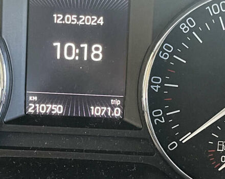 Білий Шкода Октавія, об'ємом двигуна 1.6 л та пробігом 210 тис. км за 14167 $, фото 5 на Automoto.ua