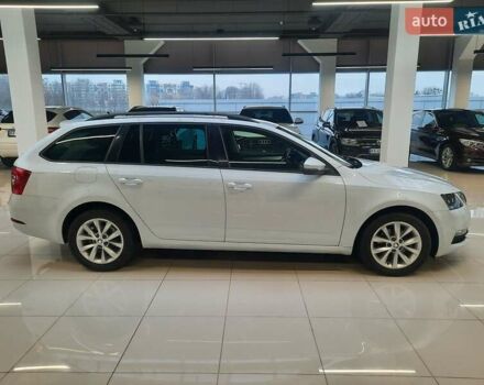 Белый Шкода Октавия, объемом двигателя 1.6 л и пробегом 214 тыс. км за 12900 $, фото 1 на Automoto.ua