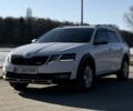 Белый Шкода Октавия, объемом двигателя 2 л и пробегом 255 тыс. км за 16500 $, фото 1 на Automoto.ua