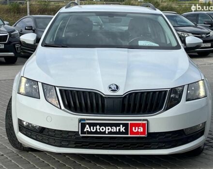 Белый Шкода Октавия, объемом двигателя 1.6 л и пробегом 260 тыс. км за 12490 $, фото 1 на Automoto.ua