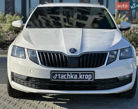 Белый Шкода Октавия, объемом двигателя 1.6 л и пробегом 198 тыс. км за 13500 $, фото 2 на Automoto.ua
