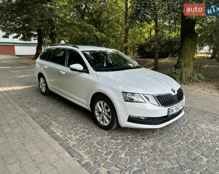 Белый Шкода Октавия, объемом двигателя 1.6 л и пробегом 197 тыс. км за 14499 $, фото 1 на Automoto.ua
