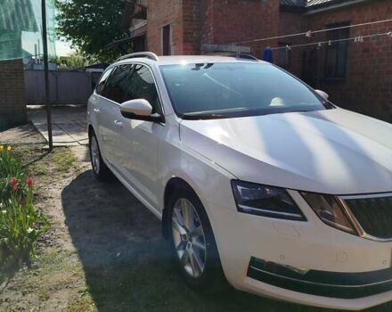 Білий Шкода Октавія, об'ємом двигуна 1.6 л та пробігом 304 тис. км за 11500 $, фото 1 на Automoto.ua
