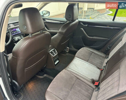 Белый Шкода Октавия, объемом двигателя 1.97 л и пробегом 232 тыс. км за 13980 $, фото 4 на Automoto.ua