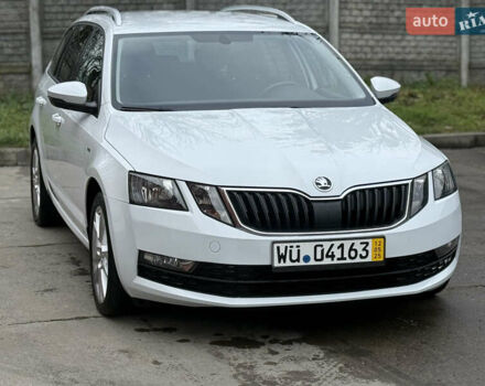 Белый Шкода Октавия, объемом двигателя 1.6 л и пробегом 218 тыс. км за 12950 $, фото 1 на Automoto.ua