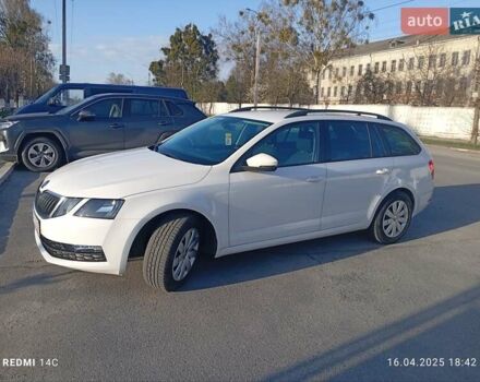 Белый Шкода Октавия, объемом двигателя 1.6 л и пробегом 229 тыс. км за 11500 $, фото 4 на Automoto.ua