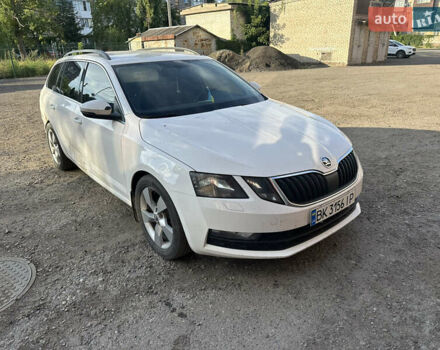Белый Шкода Октавия, объемом двигателя 1.6 л и пробегом 200 тыс. км за 12500 $, фото 1 на Automoto.ua