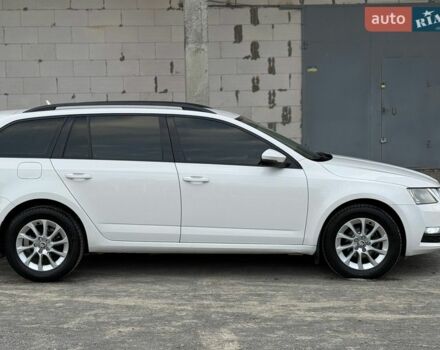 Білий Шкода Октавія, об'ємом двигуна 1.6 л та пробігом 290 тис. км за 11999 $, фото 12 на Automoto.ua