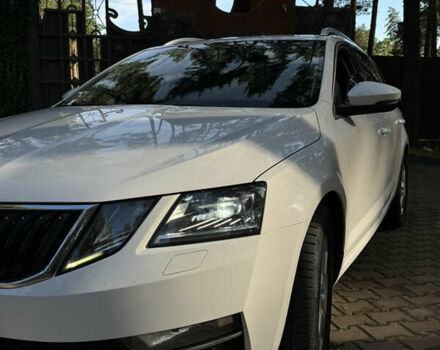 Білий Шкода Октавія, об'ємом двигуна 1.6 л та пробігом 301 тис. км за 13500 $, фото 1 на Automoto.ua