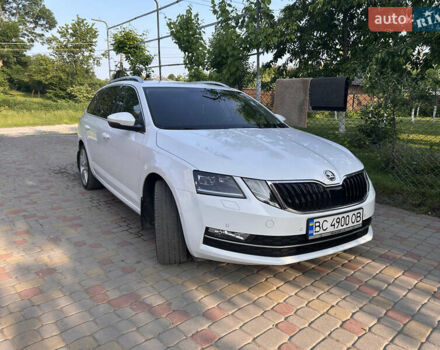 Белый Шкода Октавия, объемом двигателя 1.6 л и пробегом 239 тыс. км за 15000 $, фото 4 на Automoto.ua