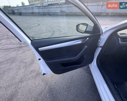 Белый Шкода Октавия, объемом двигателя 1.6 л и пробегом 196 тыс. км за 14300 $, фото 17 на Automoto.ua