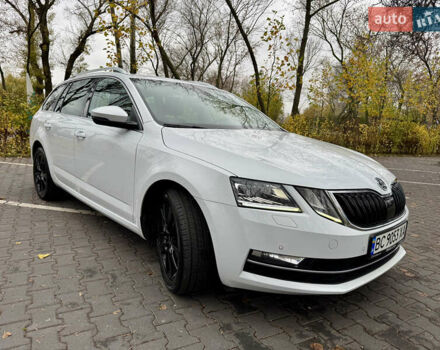 Белый Шкода Октавия, объемом двигателя 1.6 л и пробегом 196 тыс. км за 15499 $, фото 1 на Automoto.ua