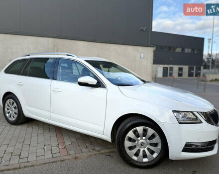 Белый Шкода Октавия, объемом двигателя 2 л и пробегом 319 тыс. км за 15500 $, фото 3 на Automoto.ua