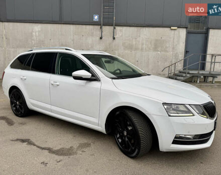 Белый Шкода Октавия, объемом двигателя 1.6 л и пробегом 196 тыс. км за 15499 $, фото 1 на Automoto.ua