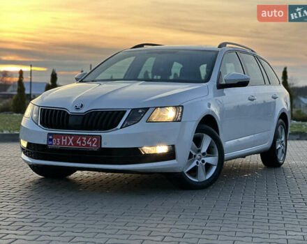 Білий Шкода Октавія, об'ємом двигуна 2 л та пробігом 217 тис. км за 14499 $, фото 1 на Automoto.ua