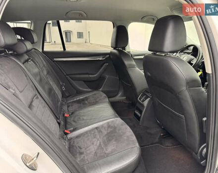 Білий Шкода Октавія, об'ємом двигуна 2 л та пробігом 209 тис. км за 16500 $, фото 17 на Automoto.ua