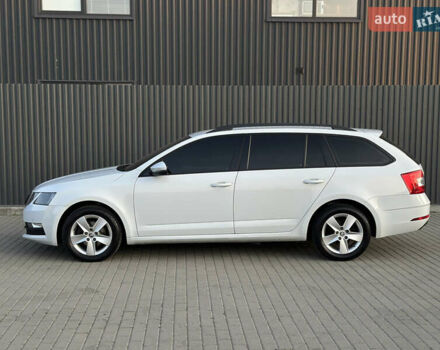 Белый Шкода Октавия, объемом двигателя 2 л и пробегом 257 тыс. км за 14000 $, фото 1 на Automoto.ua