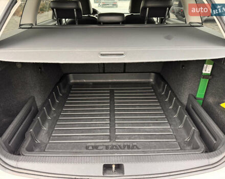 Білий Шкода Октавія, об'ємом двигуна 2 л та пробігом 209 тис. км за 16500 $, фото 5 на Automoto.ua