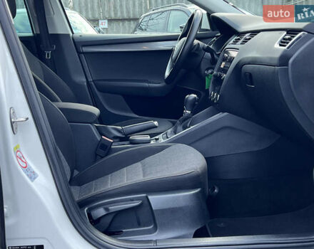 Белый Шкода Октавия, объемом двигателя 2 л и пробегом 200 тыс. км за 17456 $, фото 45 на Automoto.ua