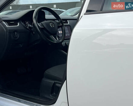 Белый Шкода Октавия, объемом двигателя 2 л и пробегом 200 тыс. км за 17456 $, фото 25 на Automoto.ua