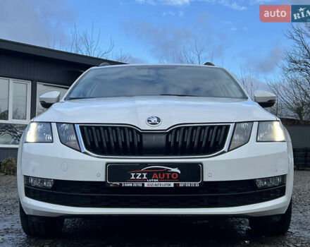 Белый Шкода Октавия, объемом двигателя 2 л и пробегом 200 тыс. км за 17456 $, фото 1 на Automoto.ua