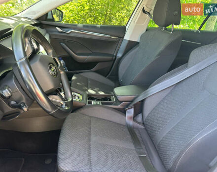 Белый Шкода Октавия, объемом двигателя 2 л и пробегом 235 тыс. км за 18300 $, фото 7 на Automoto.ua