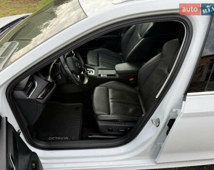 Белый Шкода Октавия, объемом двигателя 2 л и пробегом 180 тыс. км за 22700 $, фото 50 на Automoto.ua