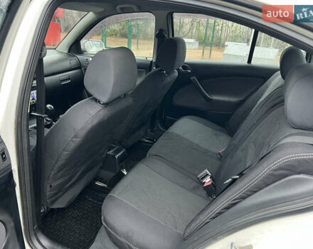 Белый Шкода Октавия, объемом двигателя 1.6 л и пробегом 303 тыс. км за 3950 $, фото 23 на Automoto.ua