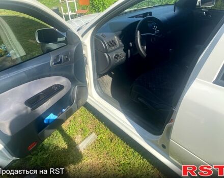 Белый Шкода Октавия, объемом двигателя 1.6 л и пробегом 411 тыс. км за 5400 $, фото 3 на Automoto.ua