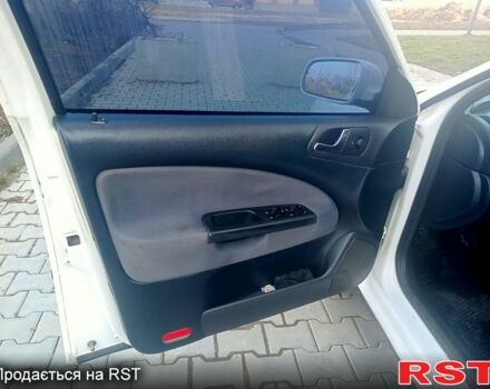 Белый Шкода Октавия, объемом двигателя 1.6 л и пробегом 210 тыс. км за 3900 $, фото 7 на Automoto.ua