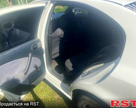 Белый Шкода Октавия, объемом двигателя 1.6 л и пробегом 411 тыс. км за 5400 $, фото 5 на Automoto.ua