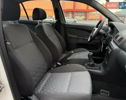 Белый Шкода Октавия, объемом двигателя 1.6 л и пробегом 261 тыс. км за 4750 $, фото 11 на Automoto.ua