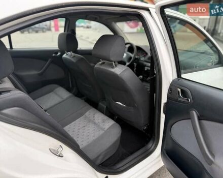 Белый Шкода Октавия, объемом двигателя 1.6 л и пробегом 261 тыс. км за 4750 $, фото 10 на Automoto.ua