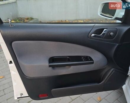 Білий Шкода Октавія, об'ємом двигуна 1.6 л та пробігом 230 тис. км за 4999 $, фото 19 на Automoto.ua