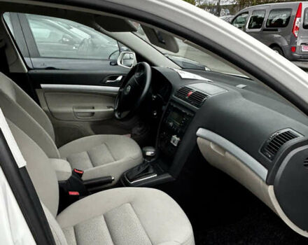 Белый Шкода Октавия, объемом двигателя 1.6 л и пробегом 185 тыс. км за 7800 $, фото 2 на Automoto.ua