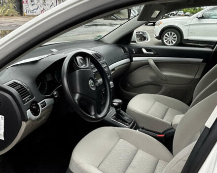 Белый Шкода Октавия, объемом двигателя 1.6 л и пробегом 185 тыс. км за 7800 $, фото 6 на Automoto.ua