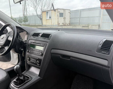 Белый Шкода Октавия, объемом двигателя 1.6 л и пробегом 231 тыс. км за 7150 $, фото 35 на Automoto.ua