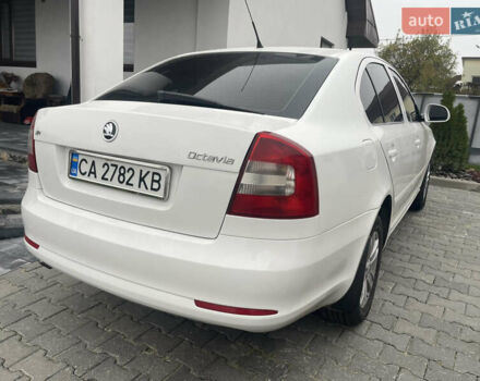 Белый Шкода Октавия, объемом двигателя 1.6 л и пробегом 235 тыс. км за 6900 $, фото 1 на Automoto.ua