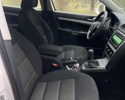 Белый Шкода Октавия, объемом двигателя 1.6 л и пробегом 235 тыс. км за 6900 $, фото 3 на Automoto.ua