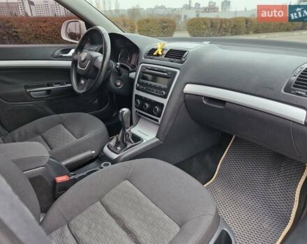 Білий Шкода Октавія, об'ємом двигуна 1.6 л та пробігом 200 тис. км за 8300 $, фото 5 на Automoto.ua