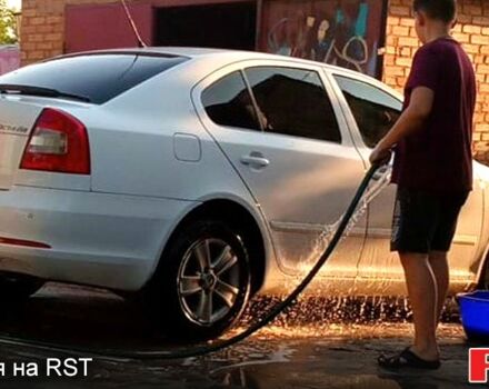 Белый Шкода Октавия, объемом двигателя 2 л и пробегом 300 тыс. км за 8000 $, фото 1 на Automoto.ua