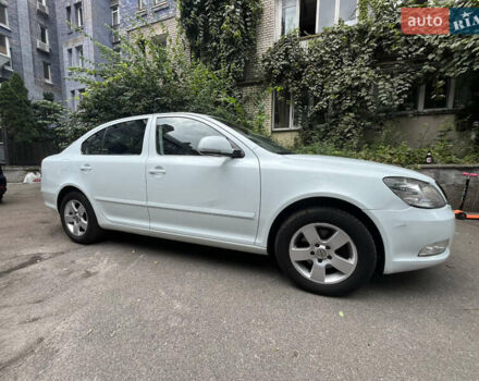 Белый Шкода Октавия, объемом двигателя 1.2 л и пробегом 238 тыс. км за 5500 $, фото 2 на Automoto.ua