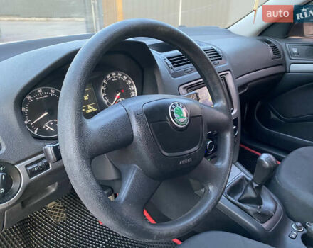 Білий Шкода Октавія, об'ємом двигуна 1.6 л та пробігом 330 тис. км за 6688 $, фото 26 на Automoto.ua