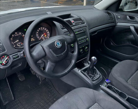 Білий Шкода Октавія, об'ємом двигуна 1.6 л та пробігом 251 тис. км за 5999 $, фото 11 на Automoto.ua