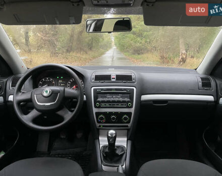 Белый Шкода Октавия, объемом двигателя 1.6 л и пробегом 235 тыс. км за 6900 $, фото 4 на Automoto.ua