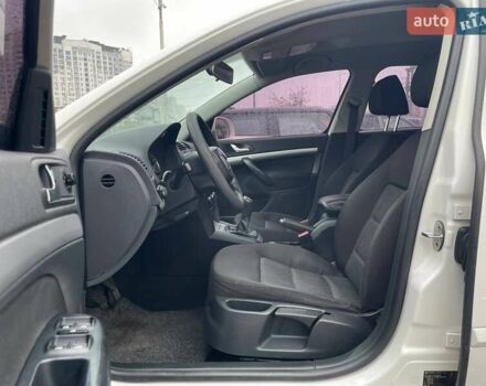 Белый Шкода Октавия, объемом двигателя 1.8 л и пробегом 155 тыс. км за 7990 $, фото 8 на Automoto.ua