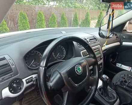 Шкода Октавия 2011 в Полтаве на Automoto.ua Белый Шкода Октавия, объемом двигателя 1.6 л и пробегом 300 тыс. км за 8500 $, фото 1 на Automoto.ua