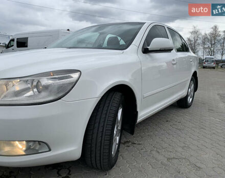 Белый Шкода Октавия, объемом двигателя 1.8 л и пробегом 213 тыс. км за 6400 $, фото 1 на Automoto.ua