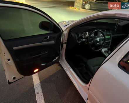 Белый Шкода Октавия, объемом двигателя 1.6 л и пробегом 200 тыс. км за 9999 $, фото 7 на Automoto.ua